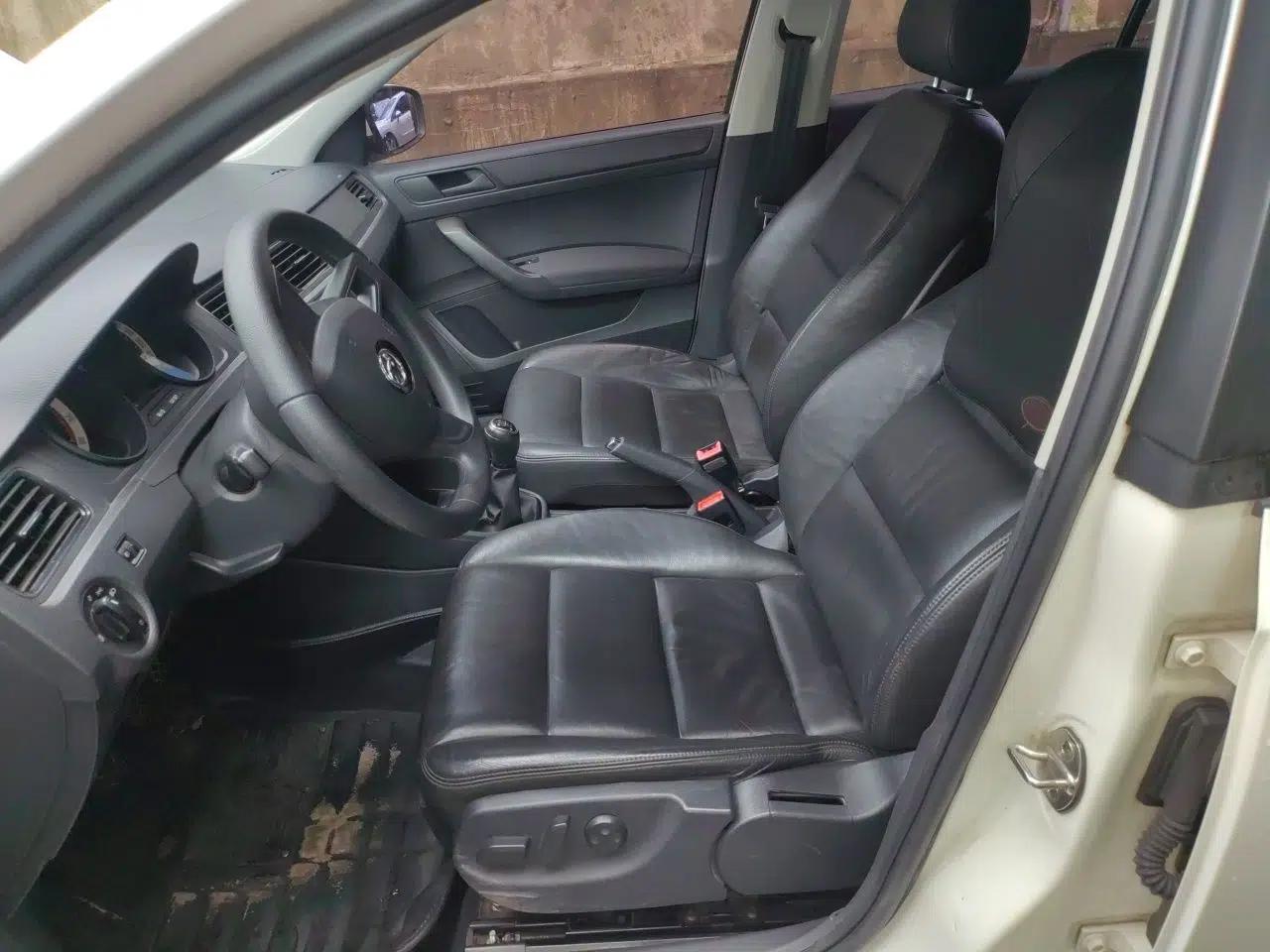 Skoda Rapid Spaceback 2018 1.4L Manual Standard Edition — миниатюра 15