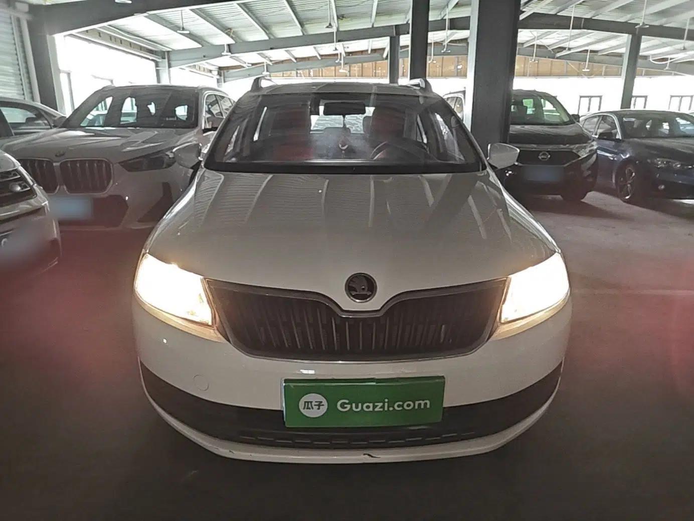 Skoda Rapid Spaceback 2016 Revised Version 1.6L Manual Front-Drive Edition — миниатюра 2