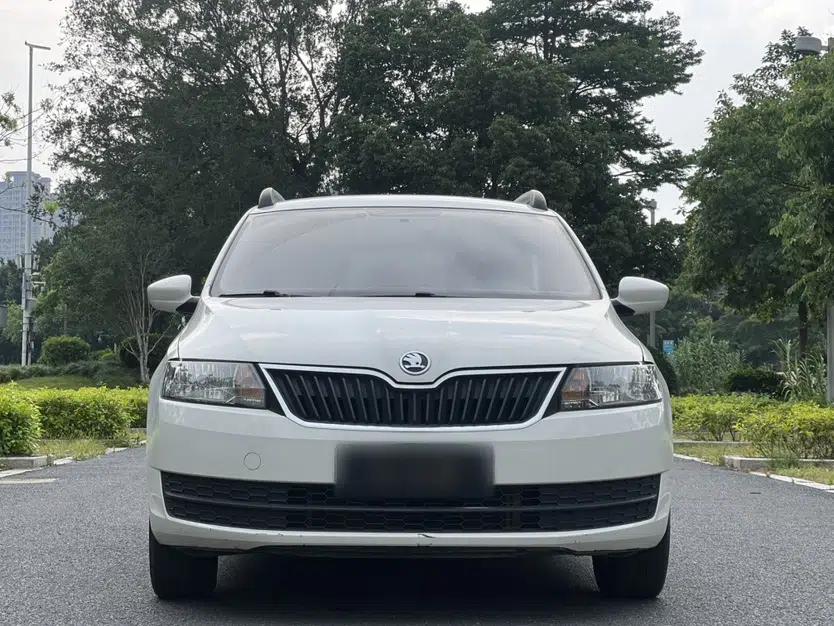 Skoda Rapid Spaceback 2016 Revised Version 1.6L Manual Front-Drive Edition — миниатюра 15