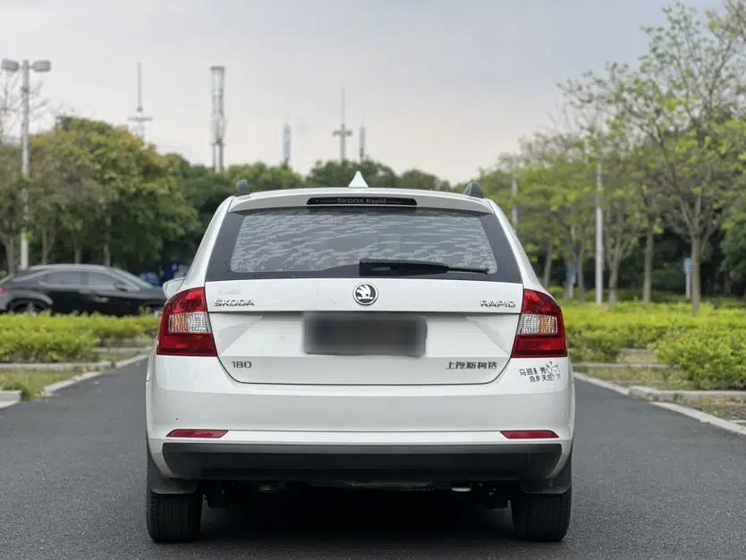 Skoda Rapid Spaceback 2016 Revised Version 1.6L Manual Front-Drive Edition — миниатюра 16