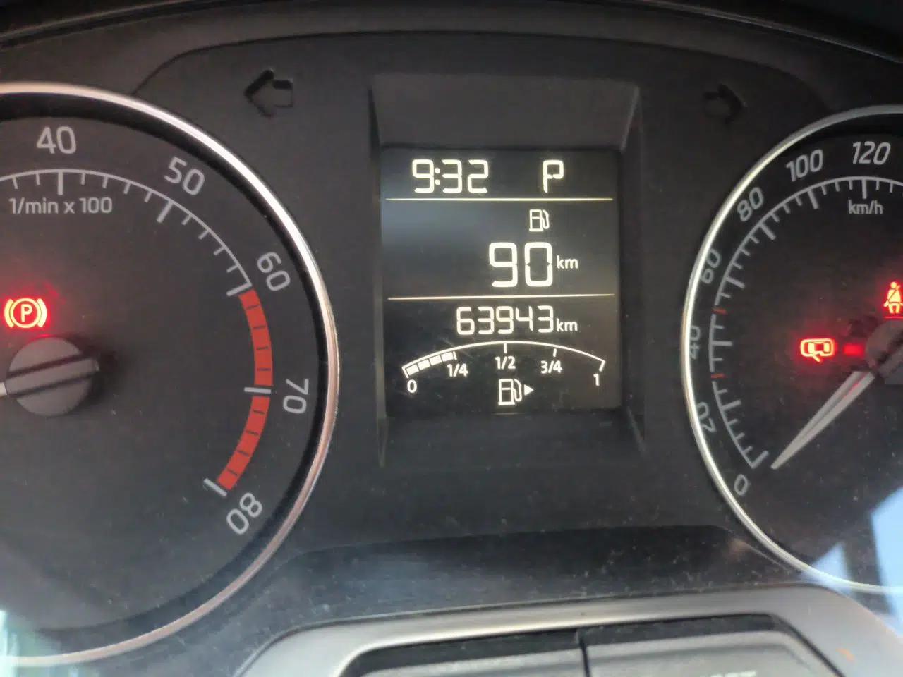 Skoda Rapid Spaceback 2014 1.6L Automatic Enjoyment Edition — миниатюра 12