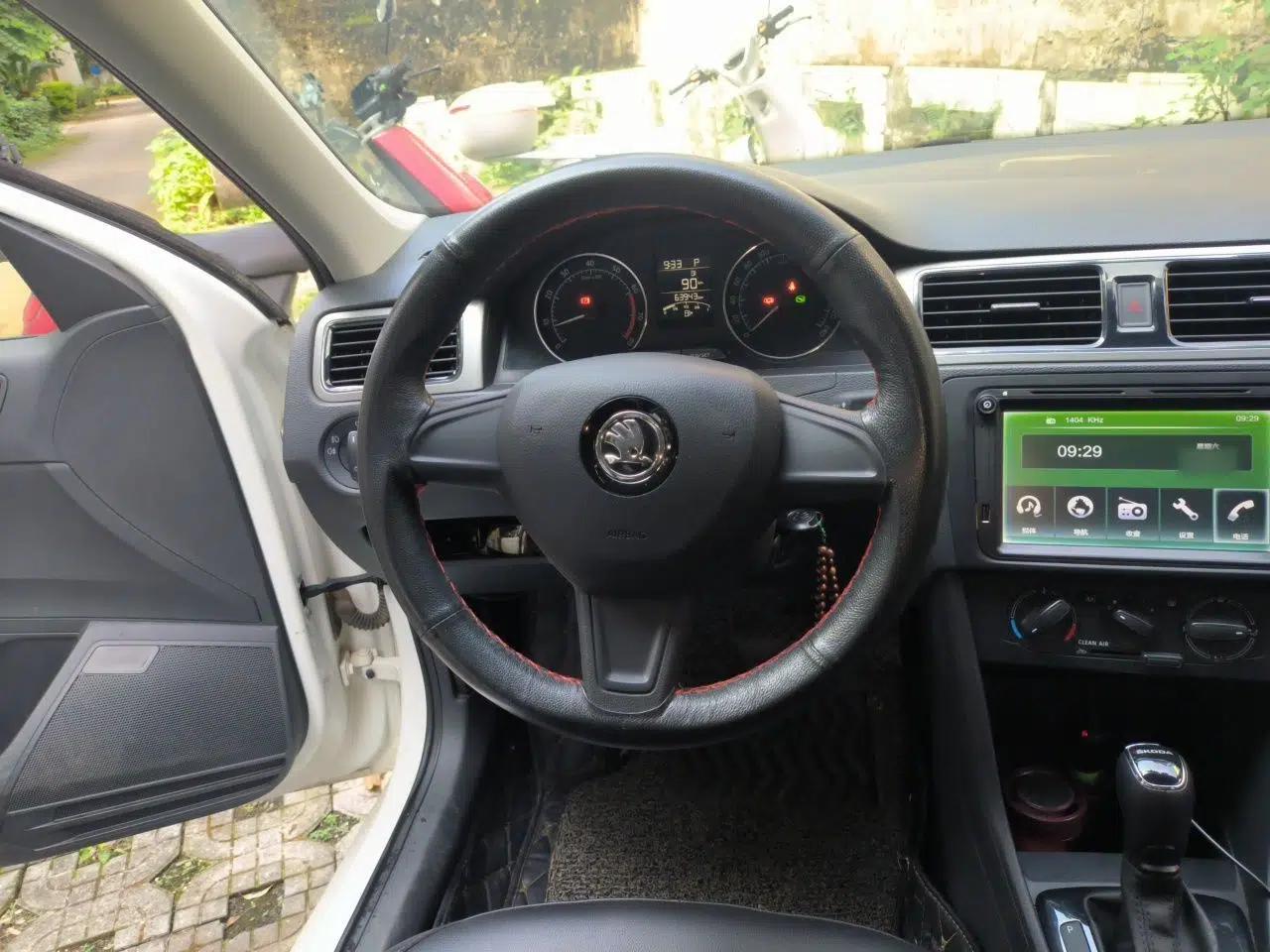 Skoda Rapid Spaceback 2014 1.6L Automatic Enjoyment Edition — миниатюра 10