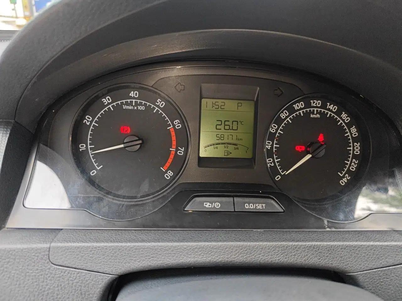 Skoda Rapid Spaceback 2014 1.4TSI DSG Enjoyment Edition — миниатюра 12