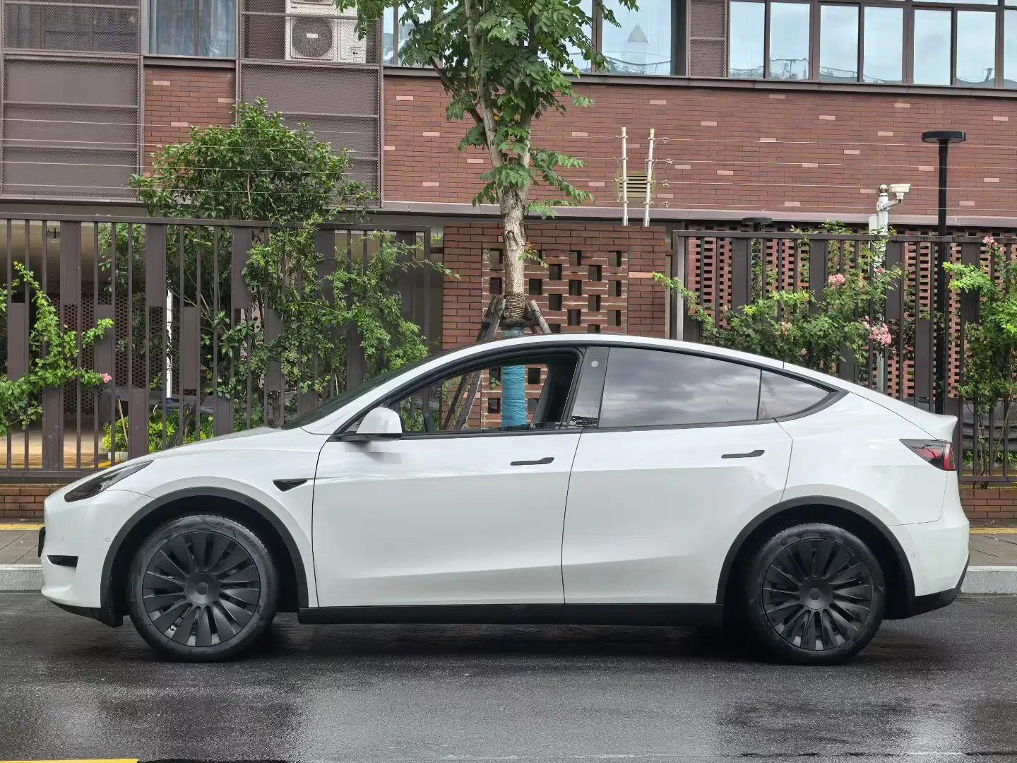 Tesla Model Y 2022 Revised Version Rear-Wheel Drive — миниатюра 15