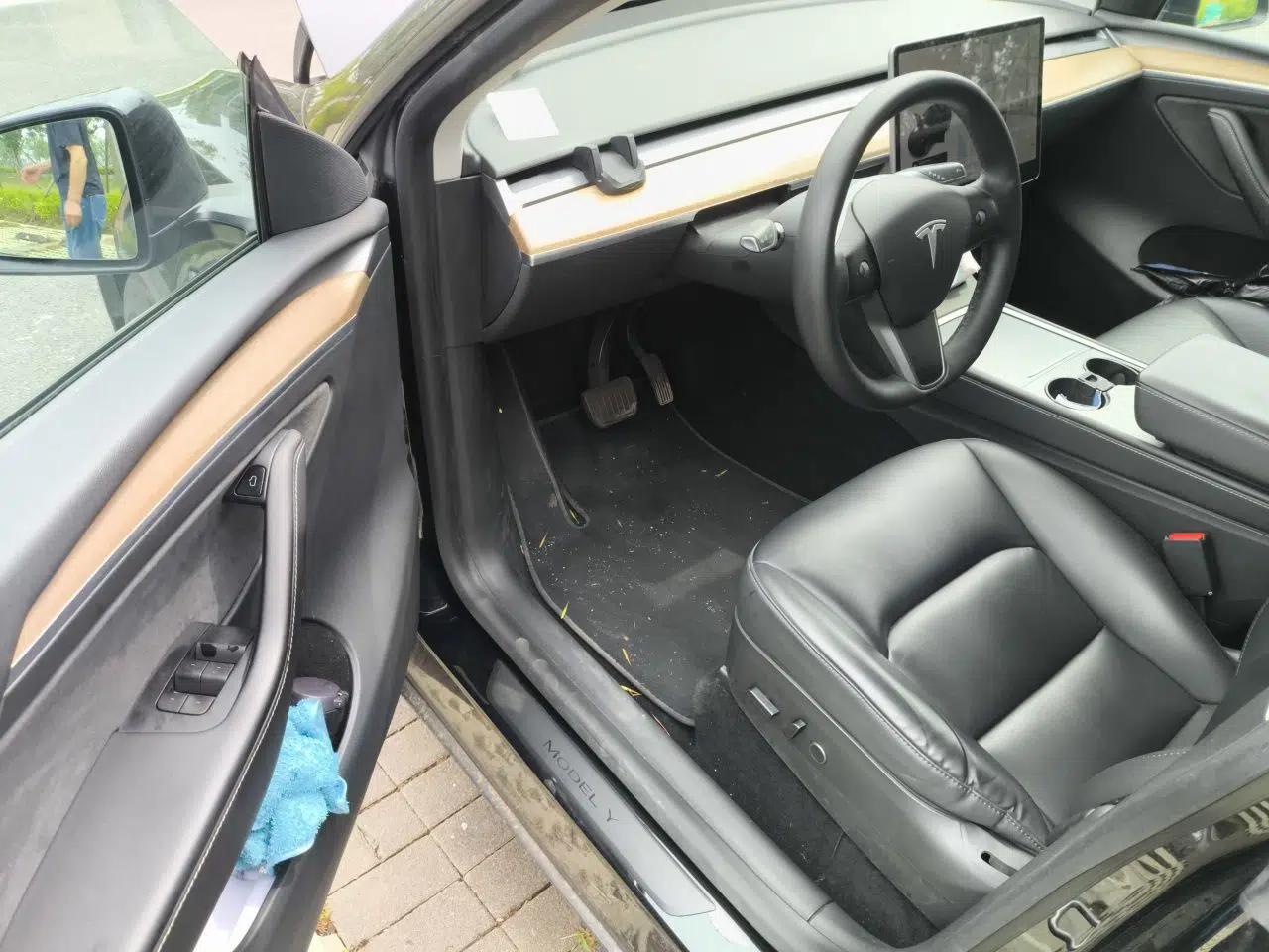 Tesla Model Y 2021 Standard Range Rear-Wheel Drive Version — миниатюра 16