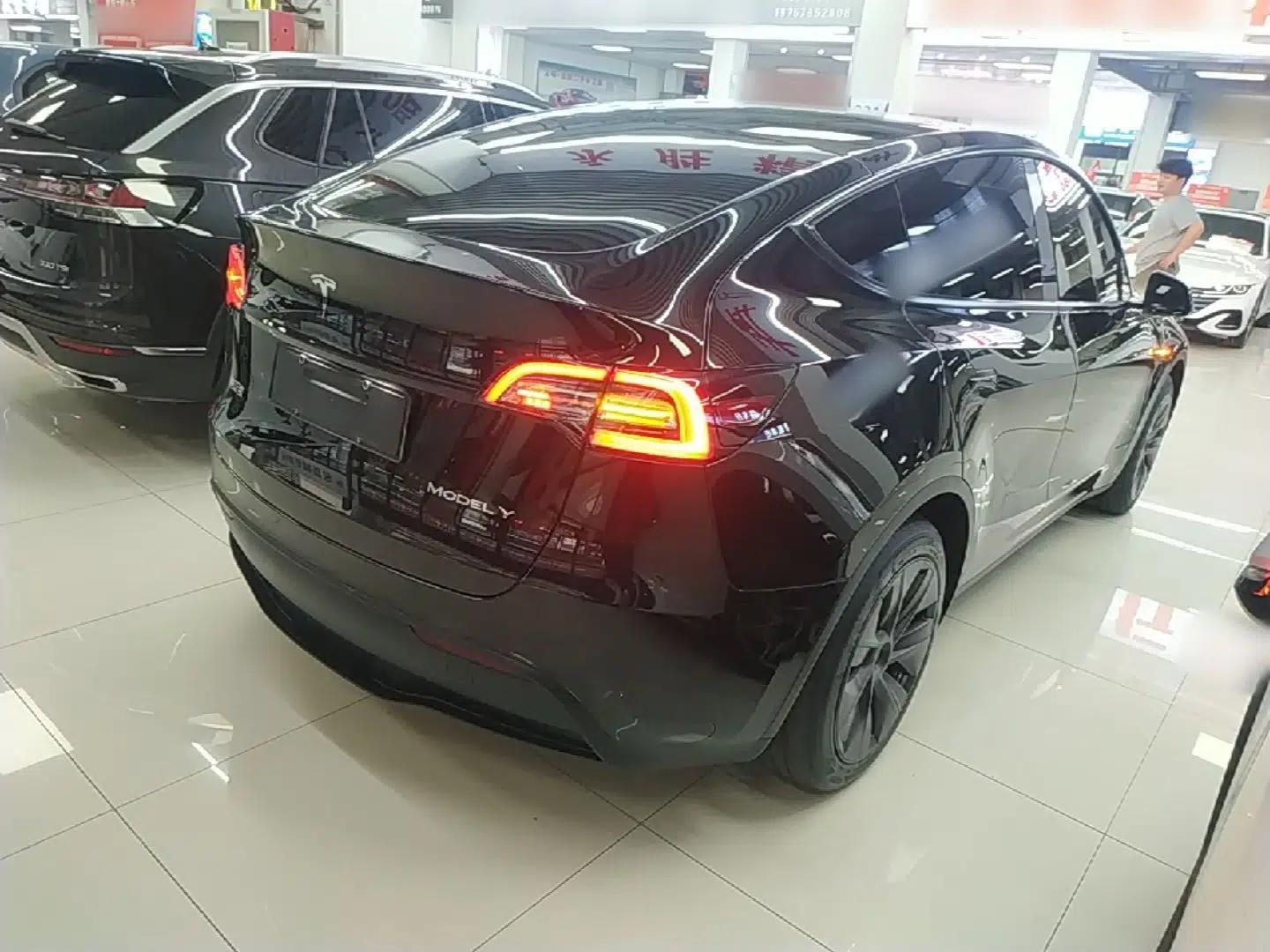 Tesla Model Y 2023 Rear-Wheel-Drive Version — миниатюра 6