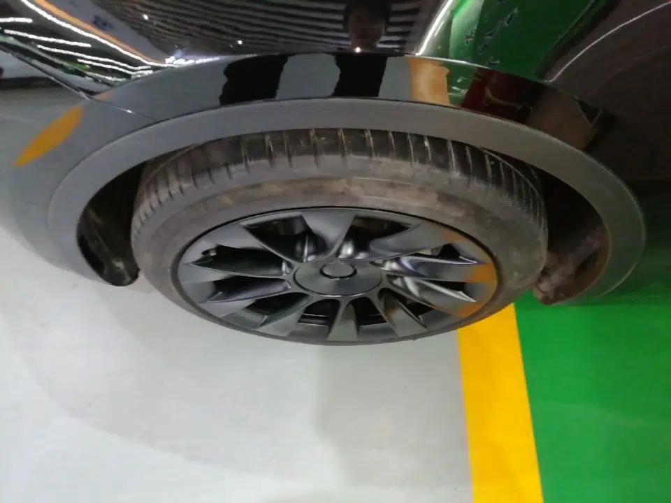 Tesla Model Y 2023 Long-Range All-Wheel-Drive Version — миниатюра 10