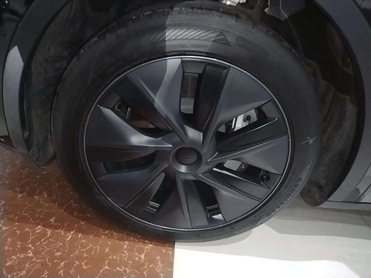 Tesla Model Y 2023 Rear-Wheel-Drive Version — миниатюра 10