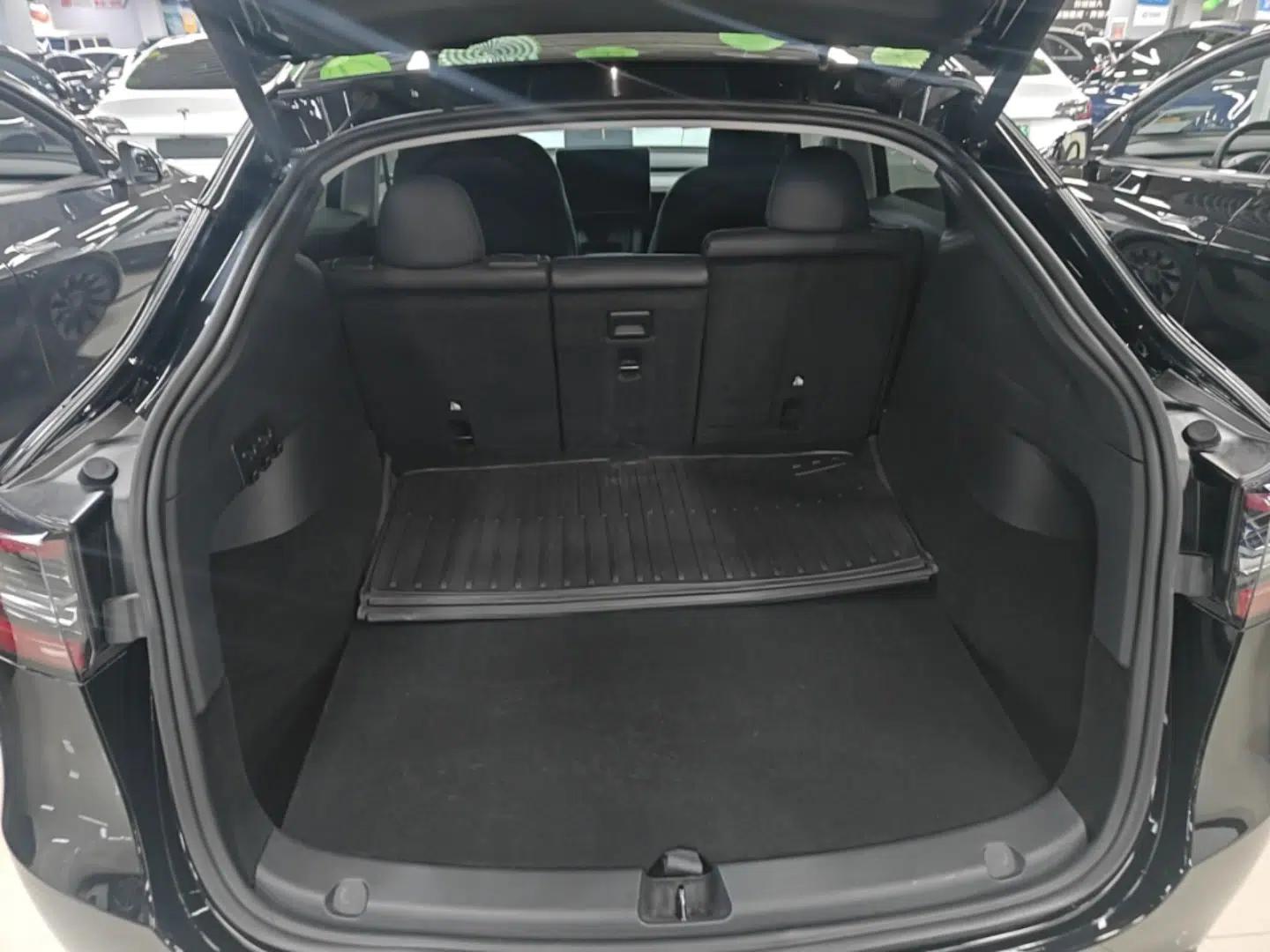 Tesla Model Y 2023 High-Performance All-Wheel-Drive Version — миниатюра 27