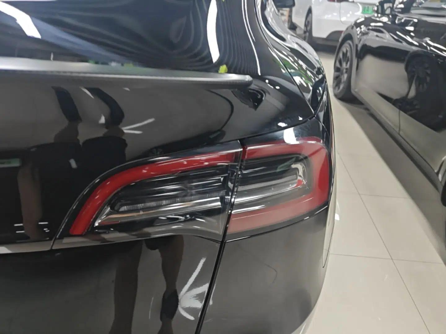 Tesla Model Y 2023 High-Performance All-Wheel-Drive Version — миниатюра 9