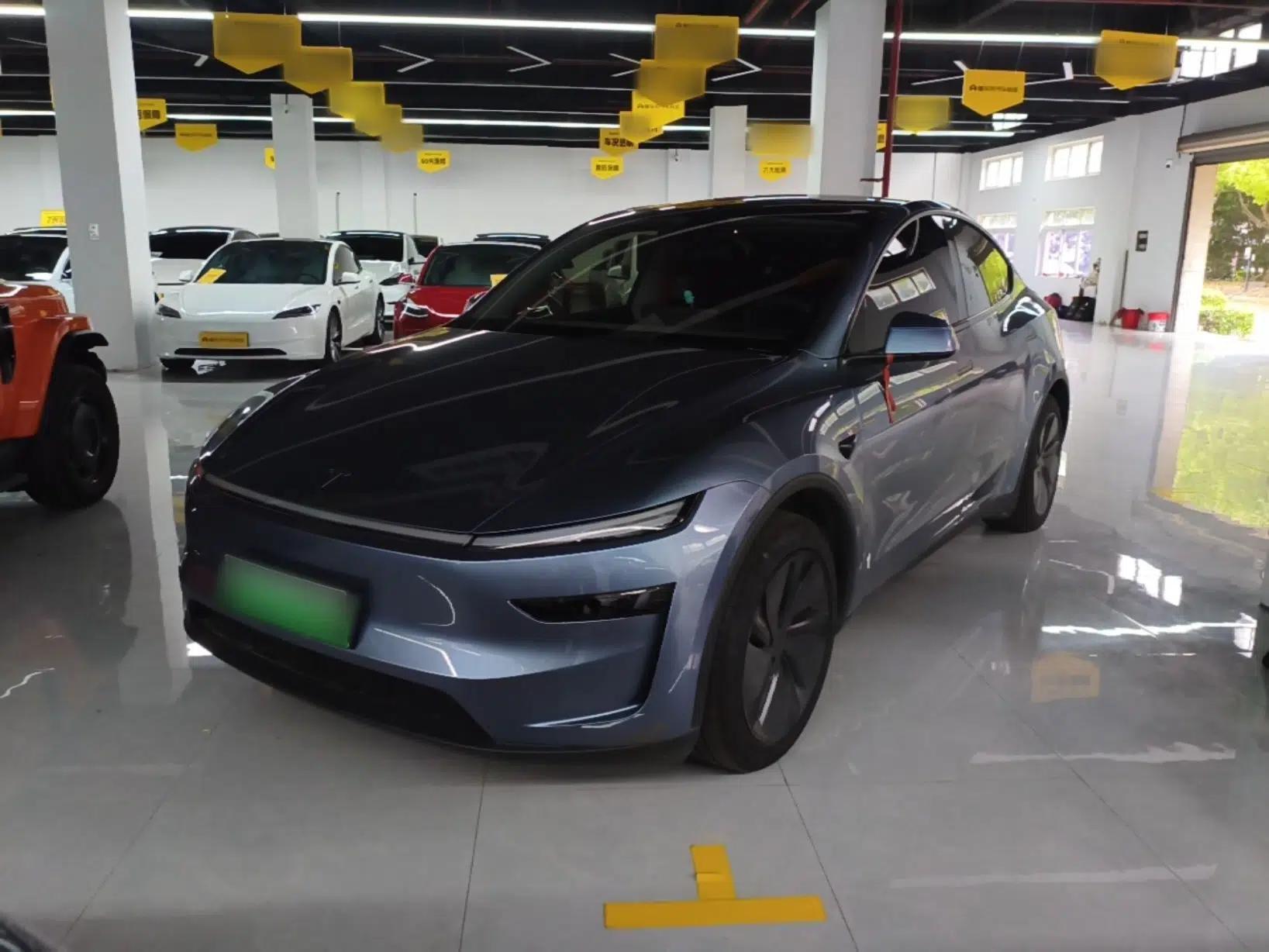 Tesla Model Y 2025 Rear-Wheel-Drive Version — миниатюра 1