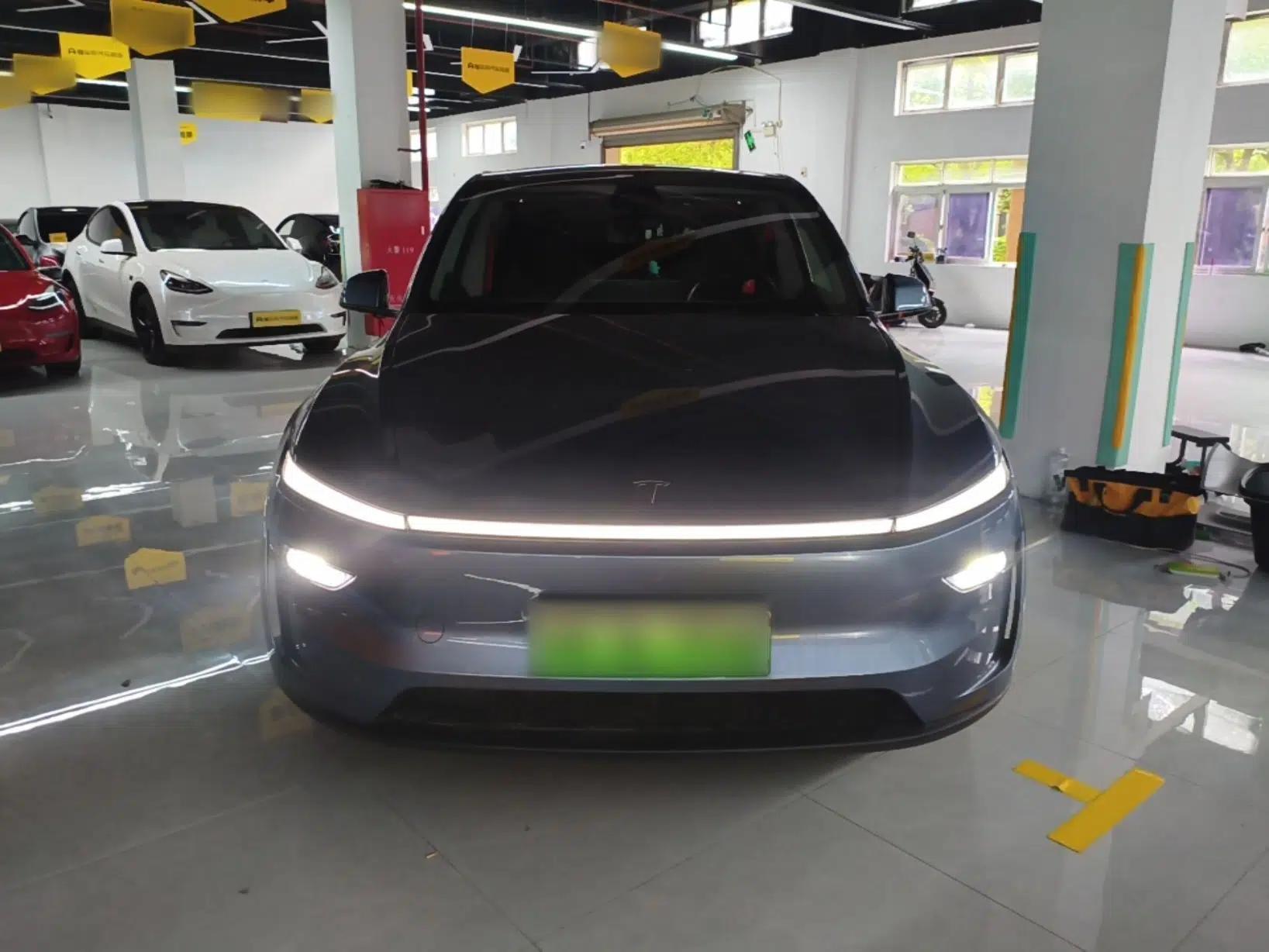 Tesla Model Y 2025 Rear-Wheel-Drive Version — миниатюра 2