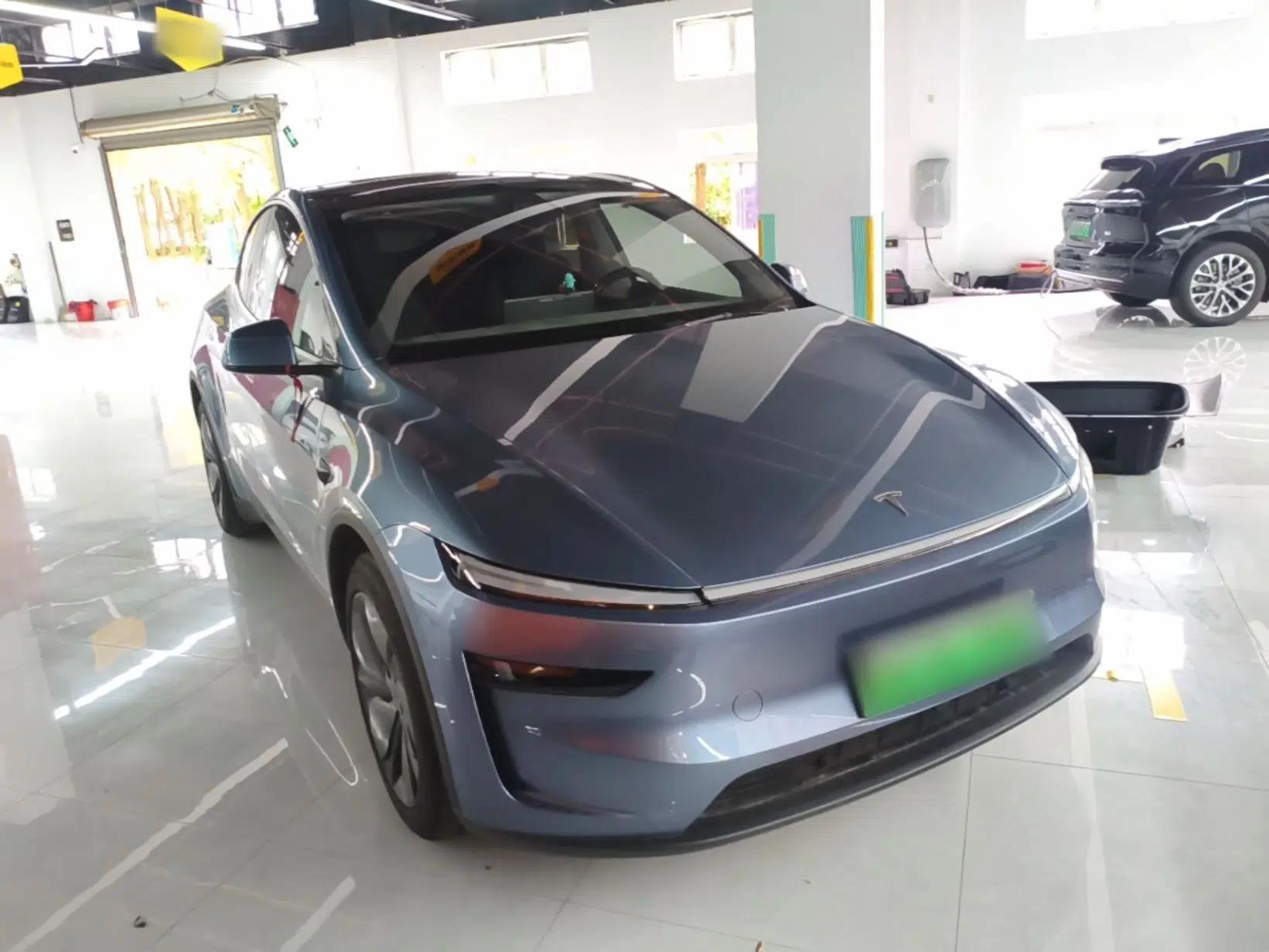 Tesla Model Y 2025 Rear-Wheel-Drive Version — миниатюра 3