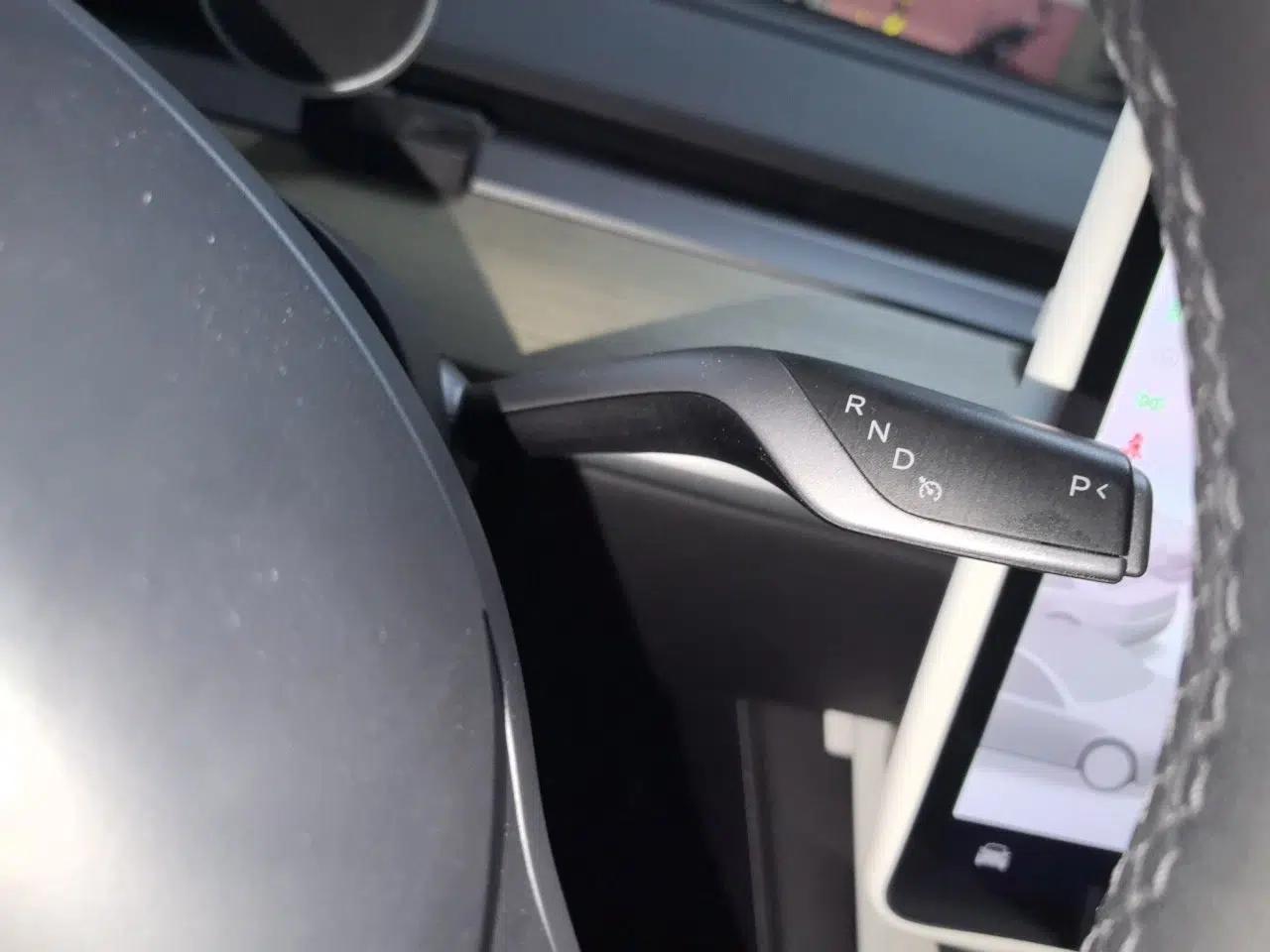 Tesla Model Y 2023 Long-Range All-Wheel-Drive Version — миниатюра 14