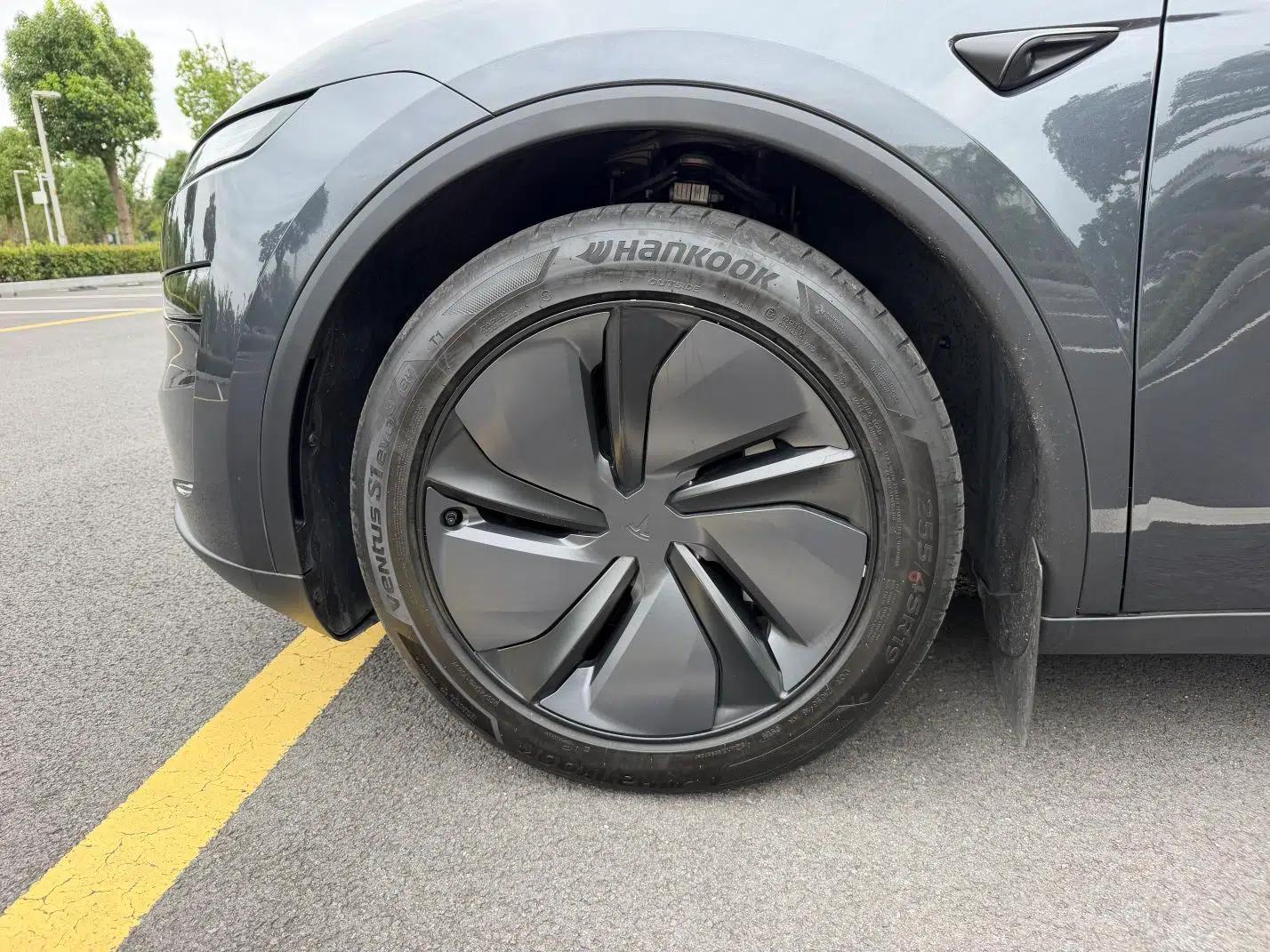 Tesla Model Y 2025 Long-Range All-Wheel Drive First Edition — миниатюра 15