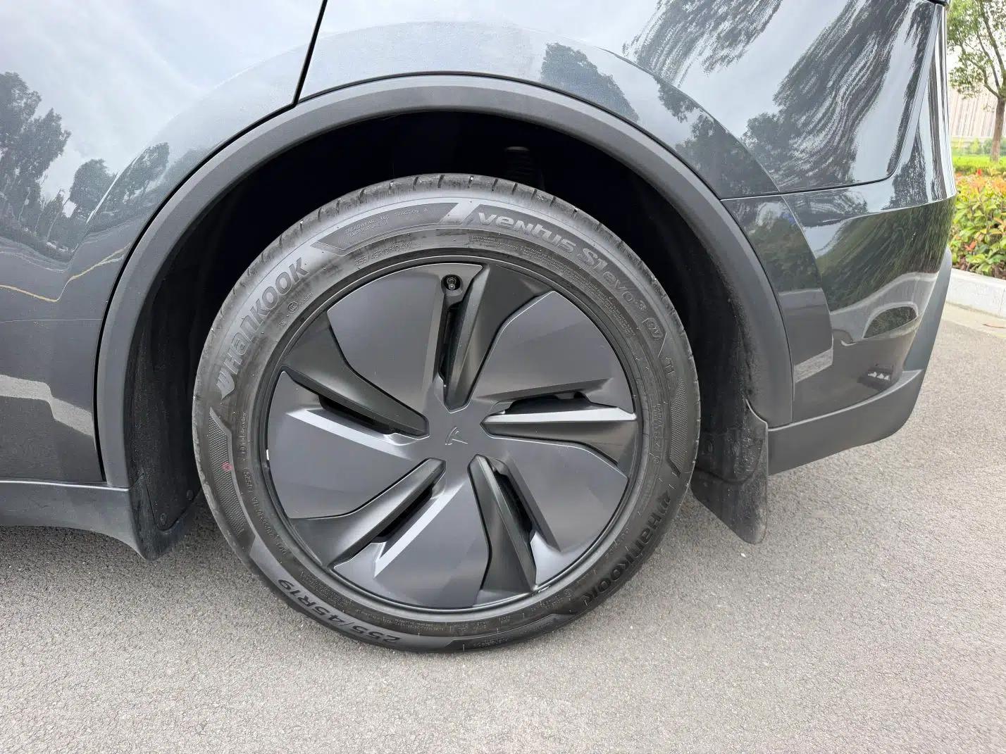 Tesla Model Y 2025 Long-Range All-Wheel Drive First Edition — миниатюра 16