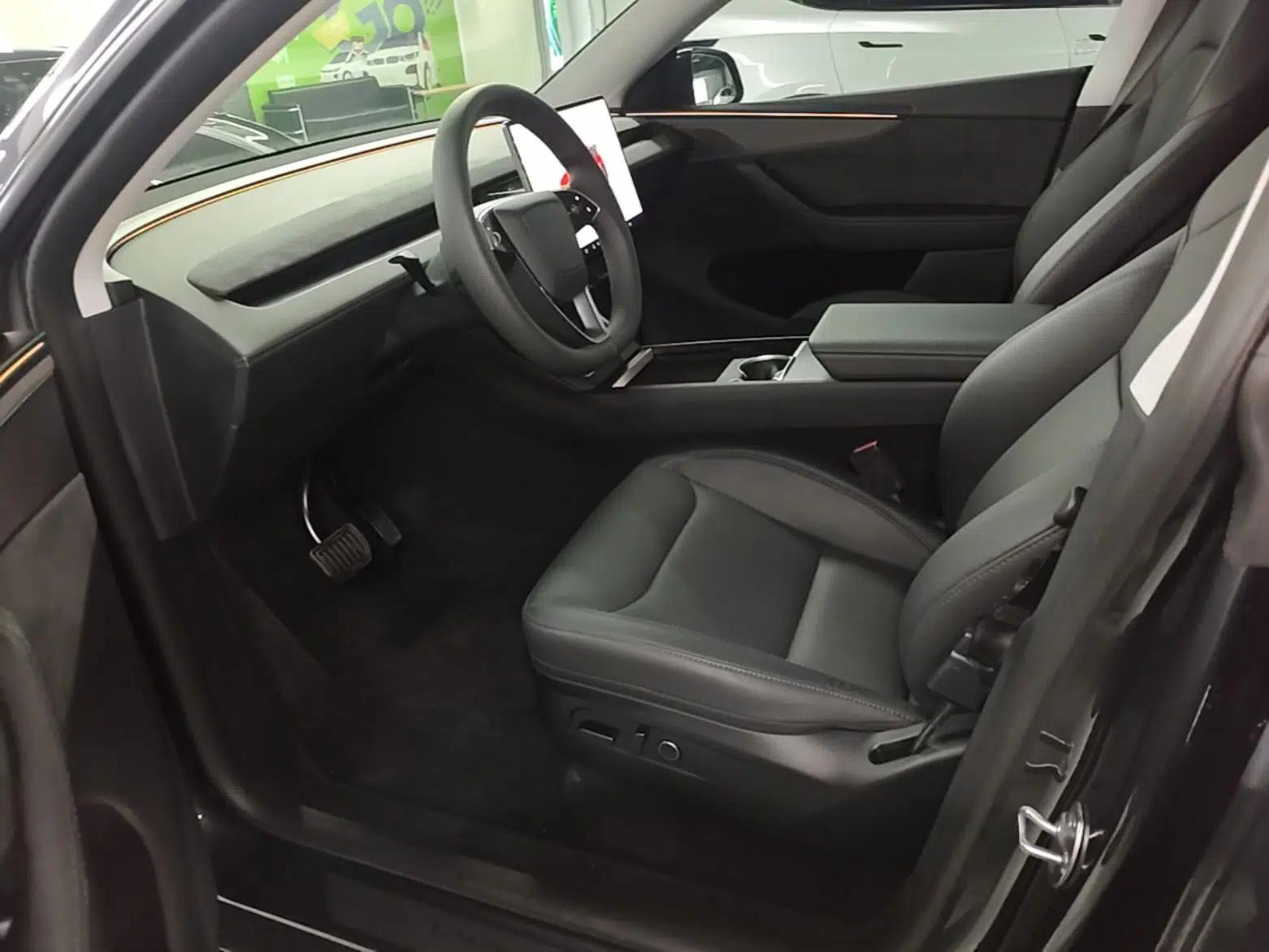 Tesla Model Y 2025 Long-Range All-Wheel Drive First Edition — миниатюра 25