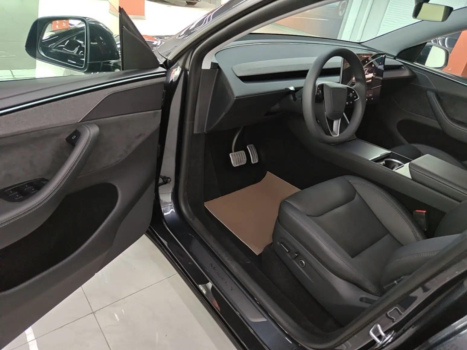 Tesla Model Y 2025 Updated Version Long-Range All-Wheel Drive — миниатюра 18