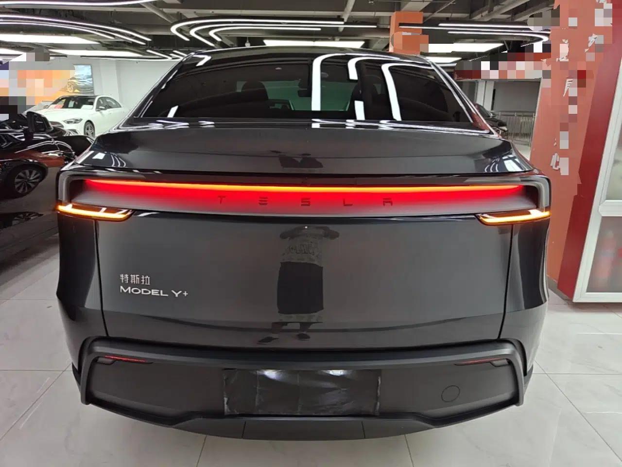 Tesla Model Y 2025 Updated Version Long-Range All-Wheel Drive — миниатюра 5