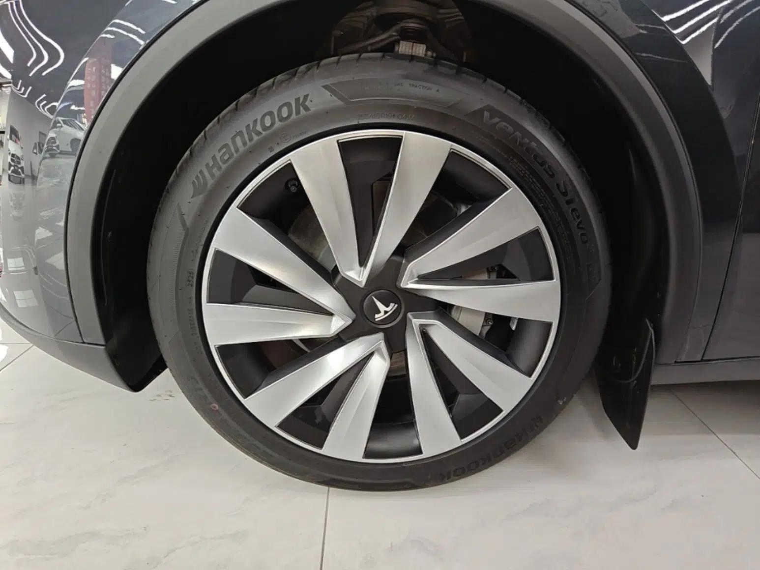 Tesla Model Y 2025 Updated Version Long-Range All-Wheel Drive — миниатюра 10