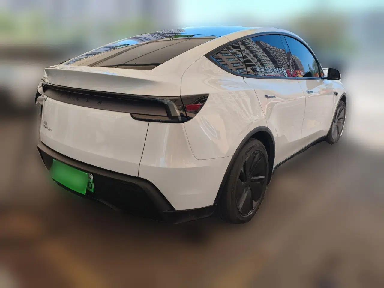Tesla Model Y 2026 Long-Range All-Wheel-Drive Model — миниатюра 6