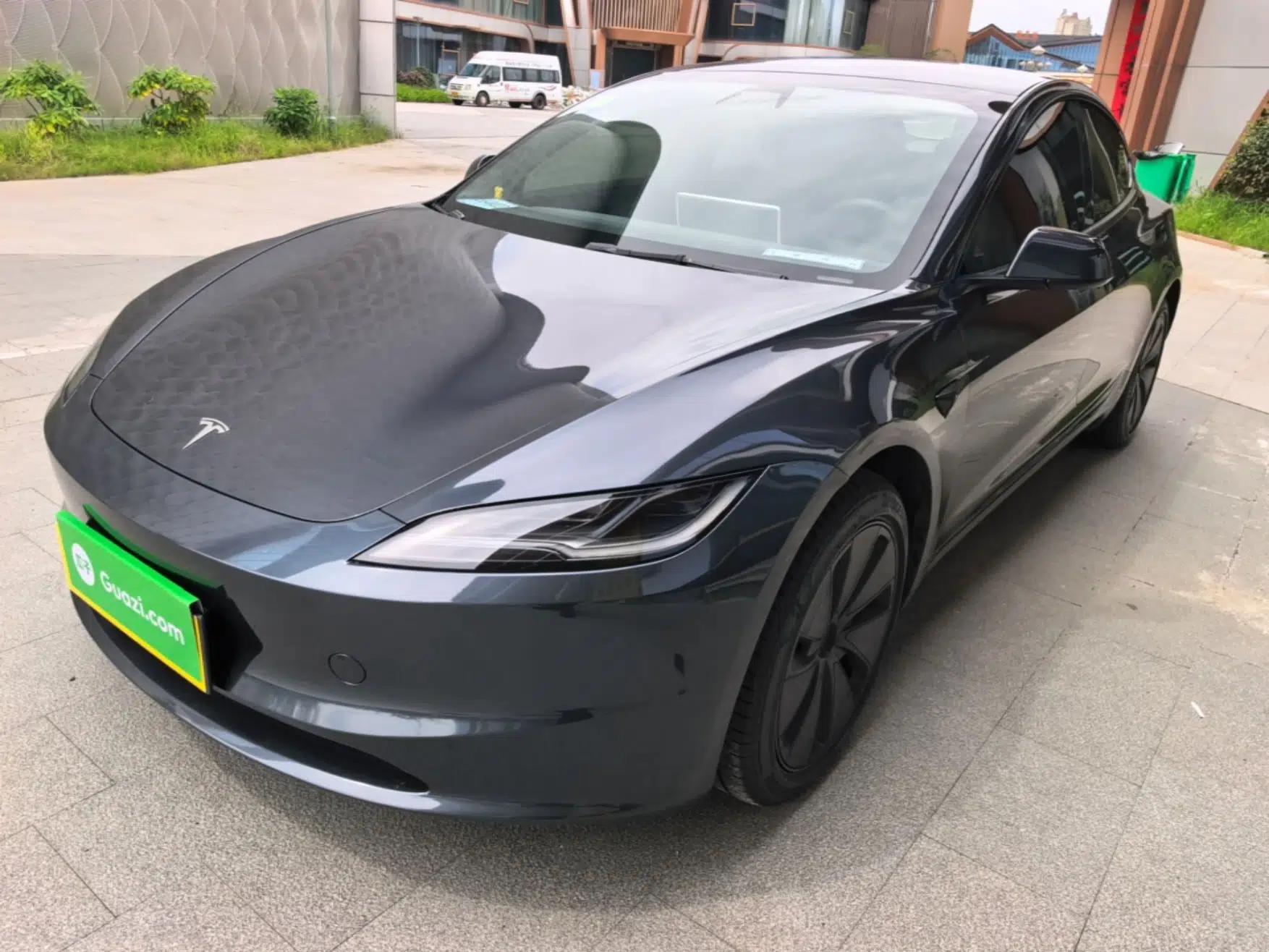 Tesla Model 3 2025 Rear-Wheel-Drive Version — миниатюра 1