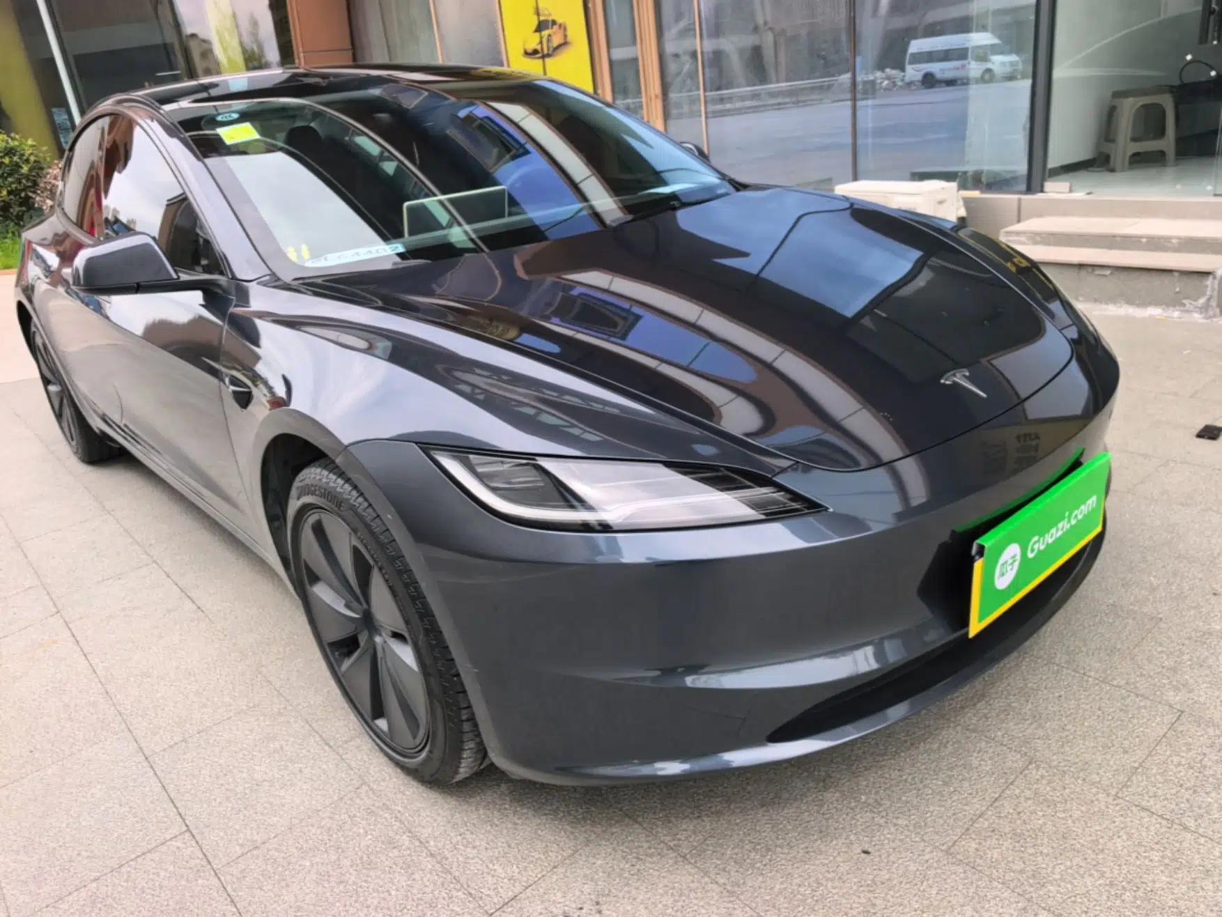 Tesla Model 3 2025 Rear-Wheel-Drive Version — миниатюра 3