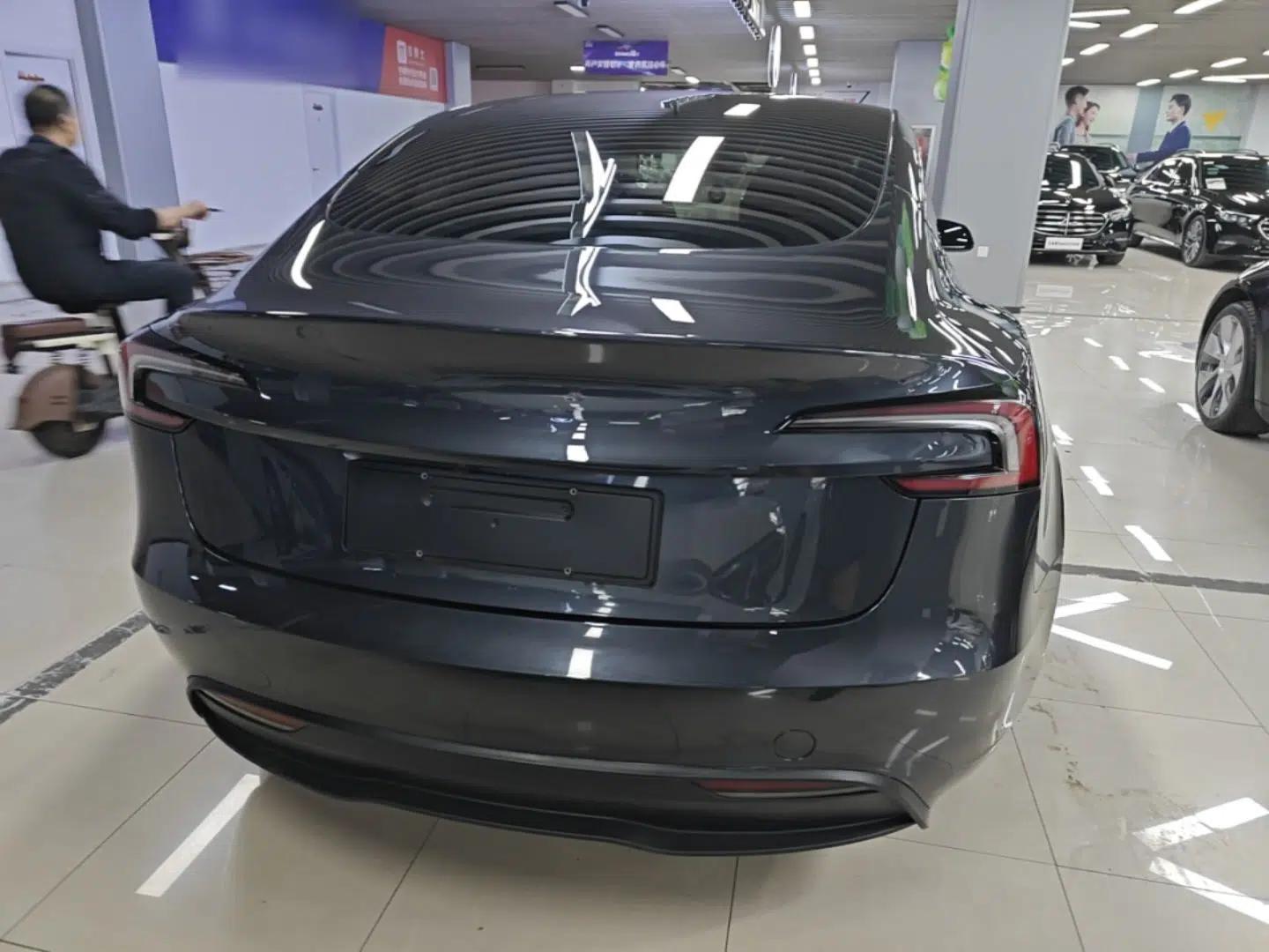 Tesla Model 3 2025 Rear-Wheel-Drive Version — миниатюра 5