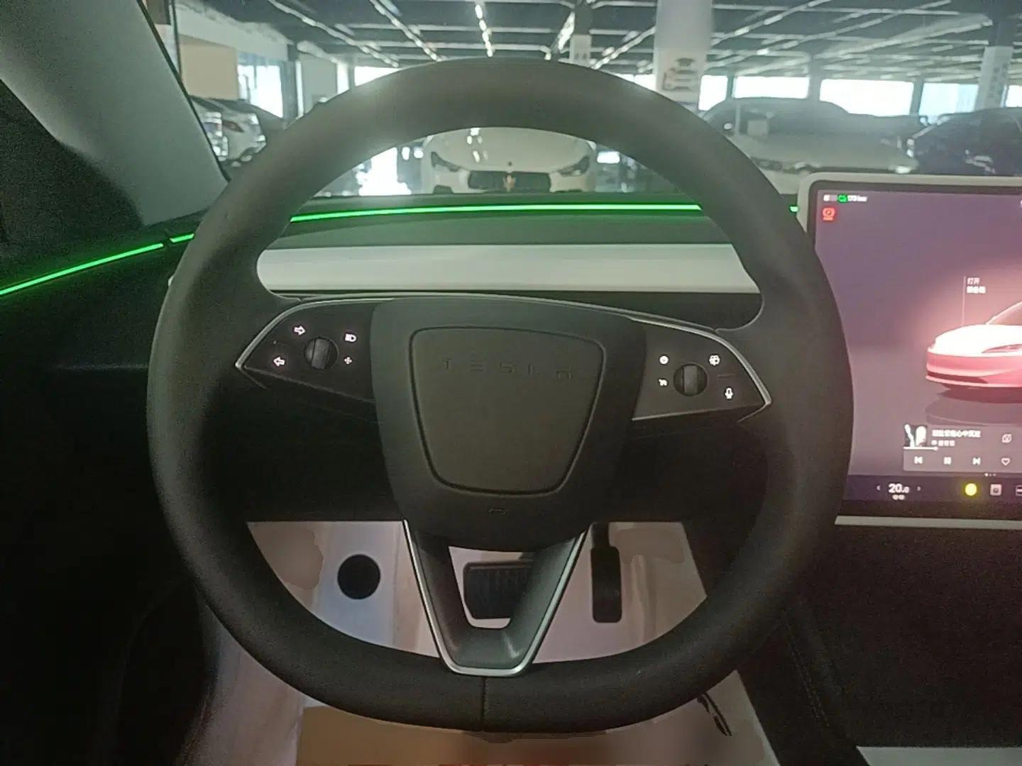Tesla Model 3 2025 Rear-Wheel-Drive Version — миниатюра 13