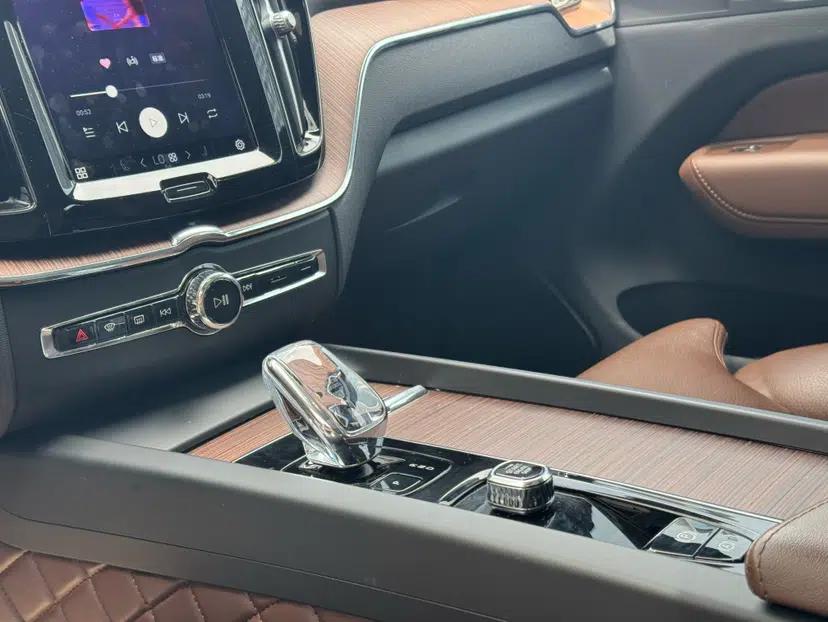 Volvo XC60 2023 B5 4x4 Smart Luxury Edition — миниатюра 23
