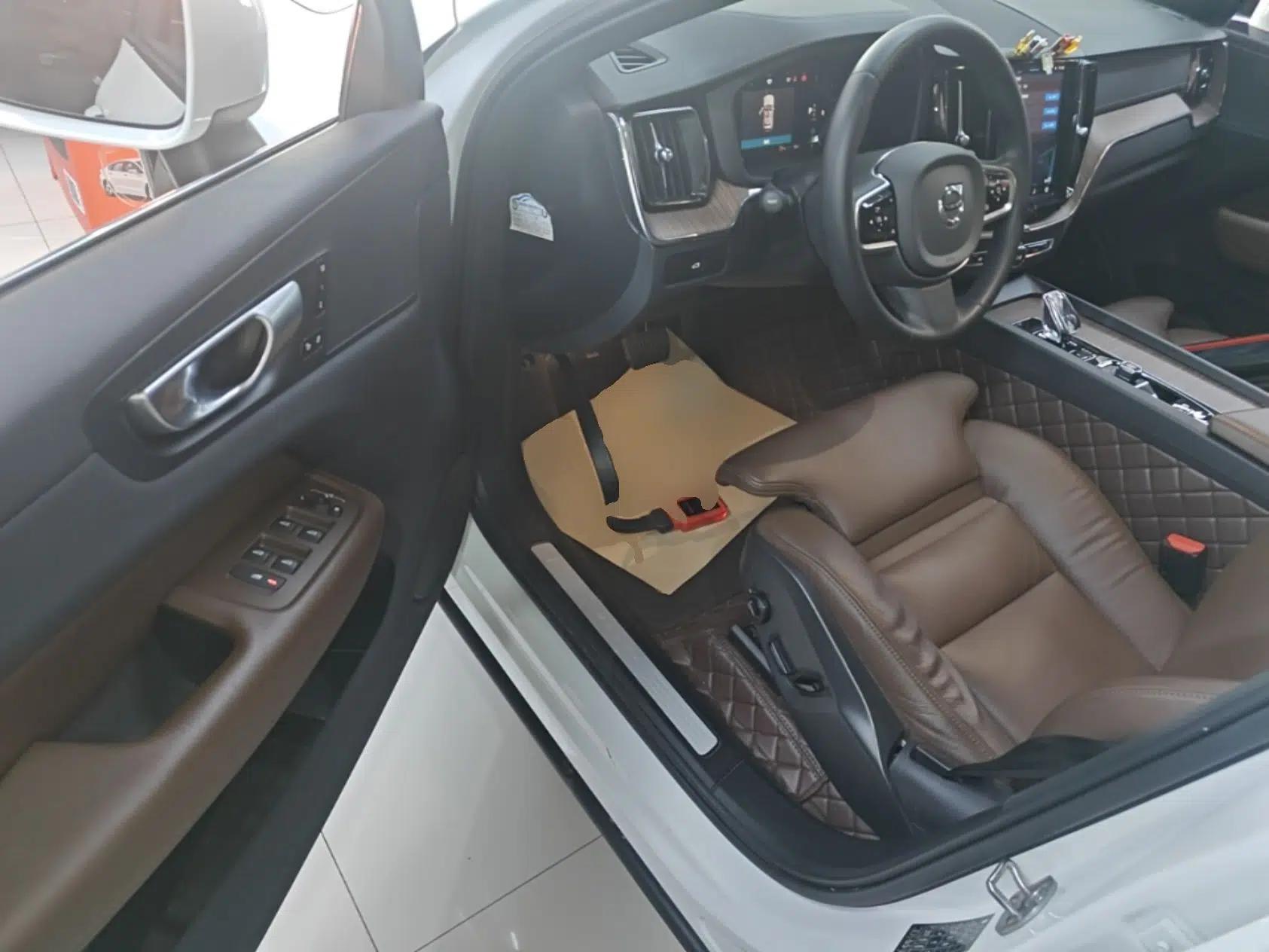 Volvo XC60 2023 B5 4x4 Smart Luxury Edition — миниатюра 25