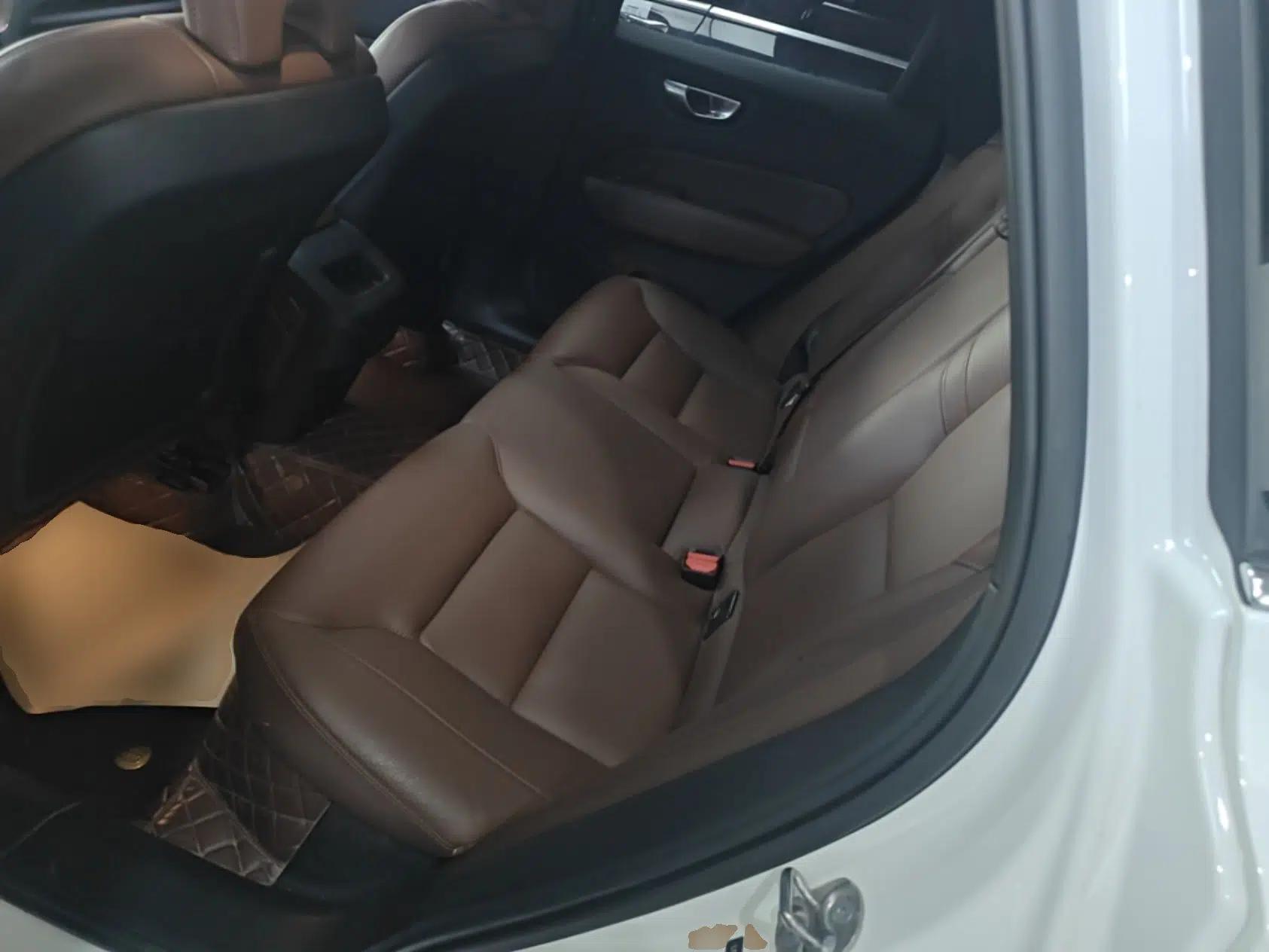 Volvo XC60 2023 B5 4x4 Smart Luxury Edition — миниатюра 27