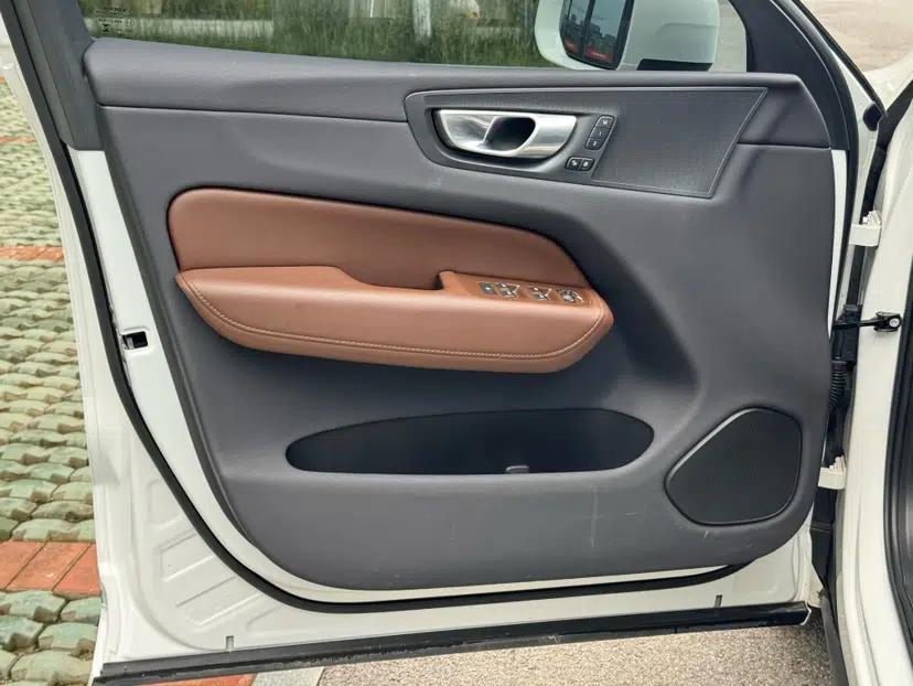 Volvo XC60 2023 B5 4x4 Smart Luxury Edition — миниатюра 31
