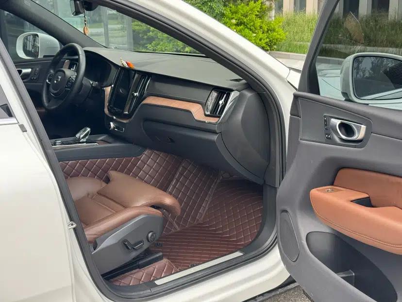 Volvo XC60 2023 B5 4x4 Smart Luxury Edition — миниатюра 32