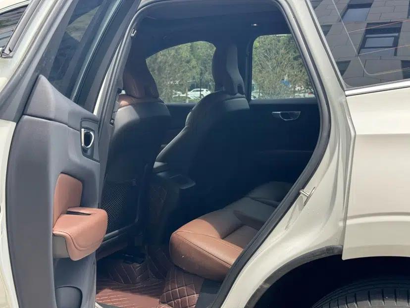 Volvo XC60 2023 B5 4x4 Smart Luxury Edition — миниатюра 33