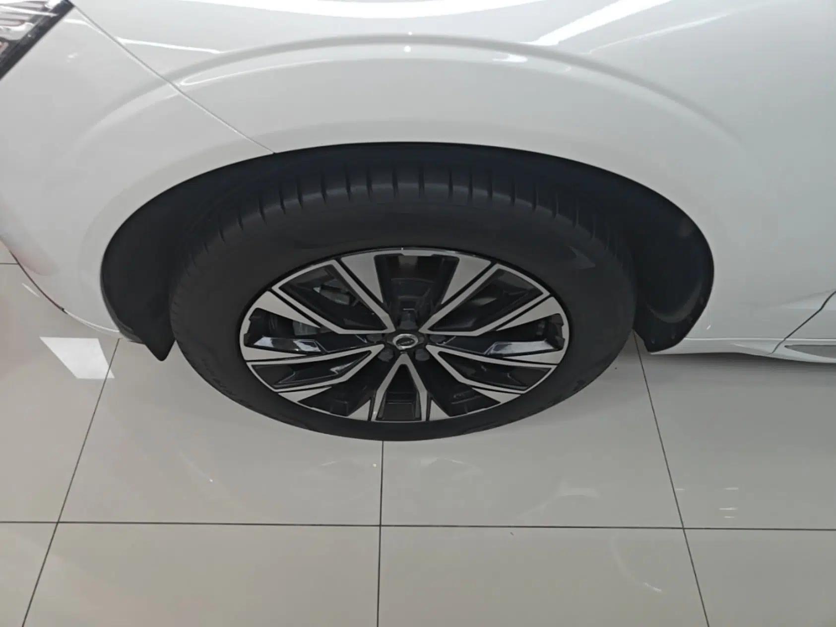 Volvo XC60 2023 B5 4x4 Smart Luxury Edition — миниатюра 10