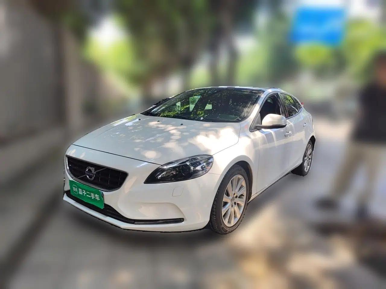 Volvo V40 2016 T3 Zhiyi Edition — миниатюра 1