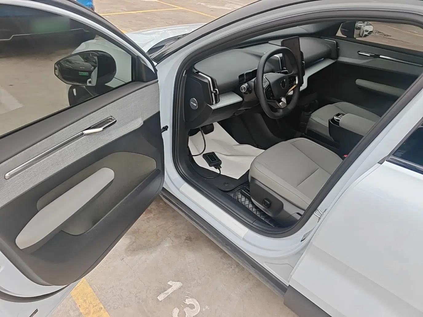 Volvo EX30 2025 Rear-Drive Long-Range Version Ultra — миниатюра 18