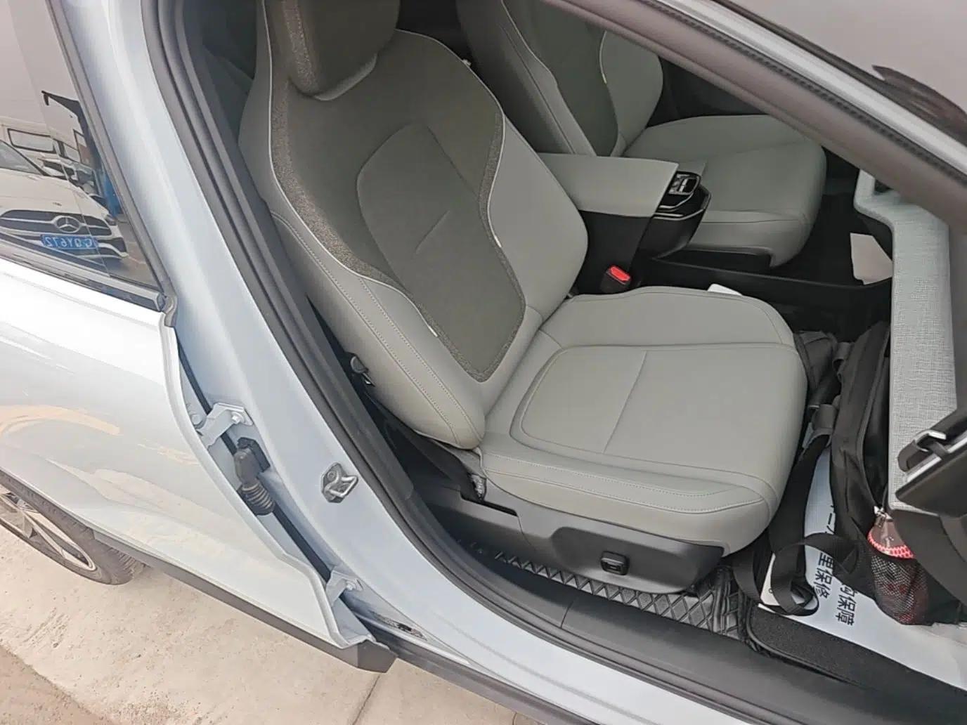 Volvo EX30 2025 Rear-Drive Long-Range Version Ultra — миниатюра 19