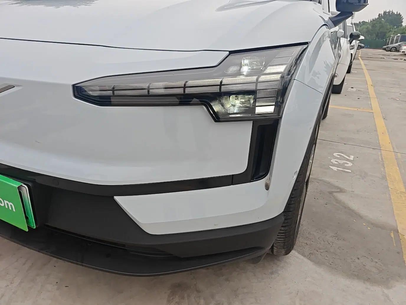 Volvo EX30 2025 Rear-Drive Long-Range Version Ultra — миниатюра 8