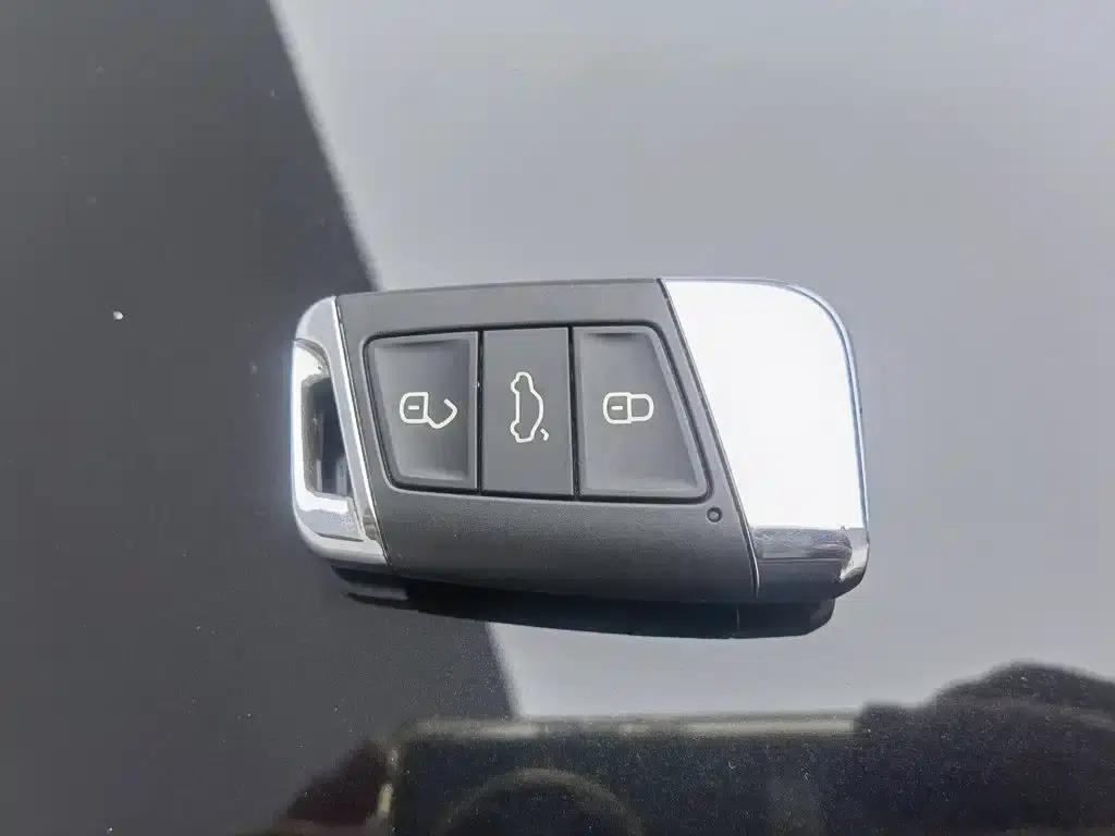 Volkswagen Magotan 2023 2 Millionth Unit Commemorative Edition 330TSI DSG Luxury — миниатюра 19