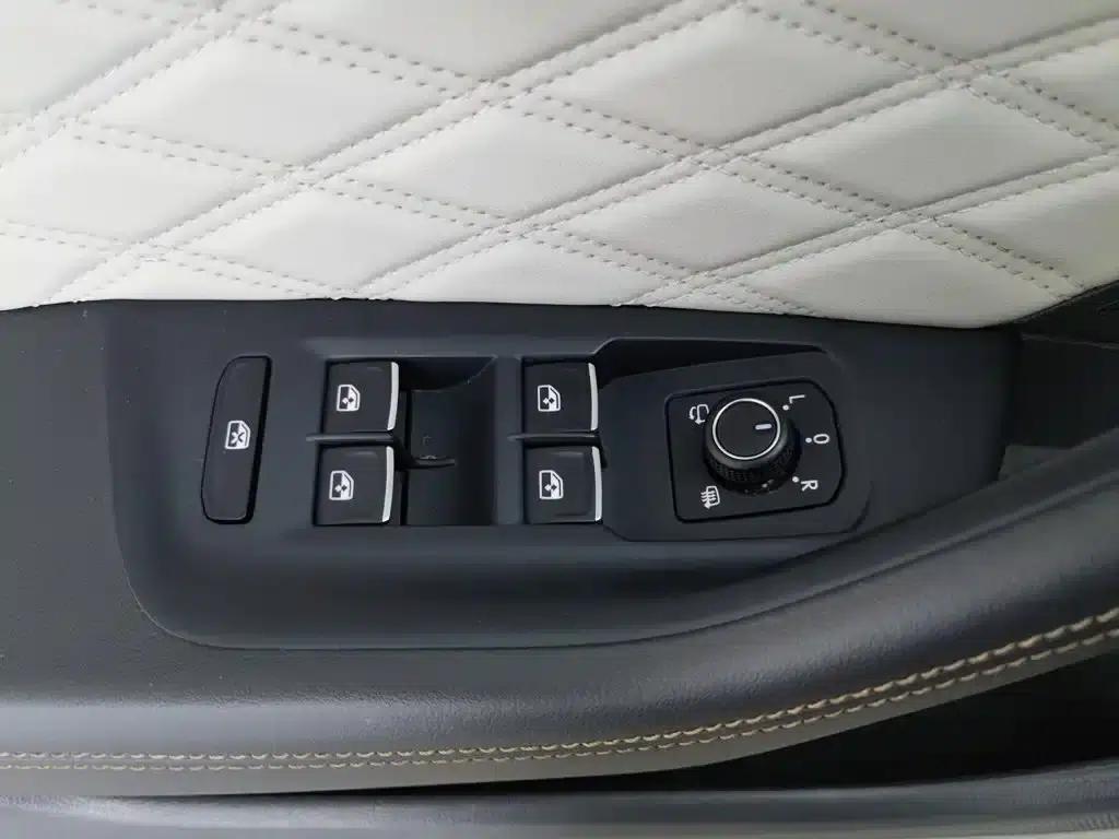 Volkswagen Magotan 2023 2 Millionth Unit Commemorative Edition 330TSI DSG Luxury — миниатюра 9