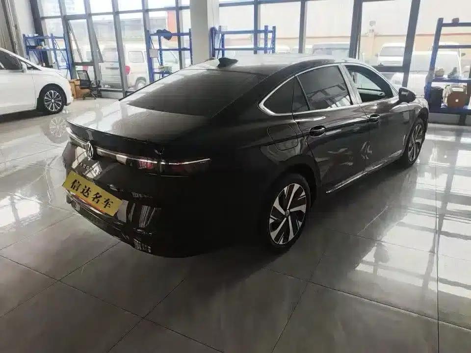 The 2024 Volkswagen Passat 300TSI DSG Premium Edition features a striking package. — миниатюра 3