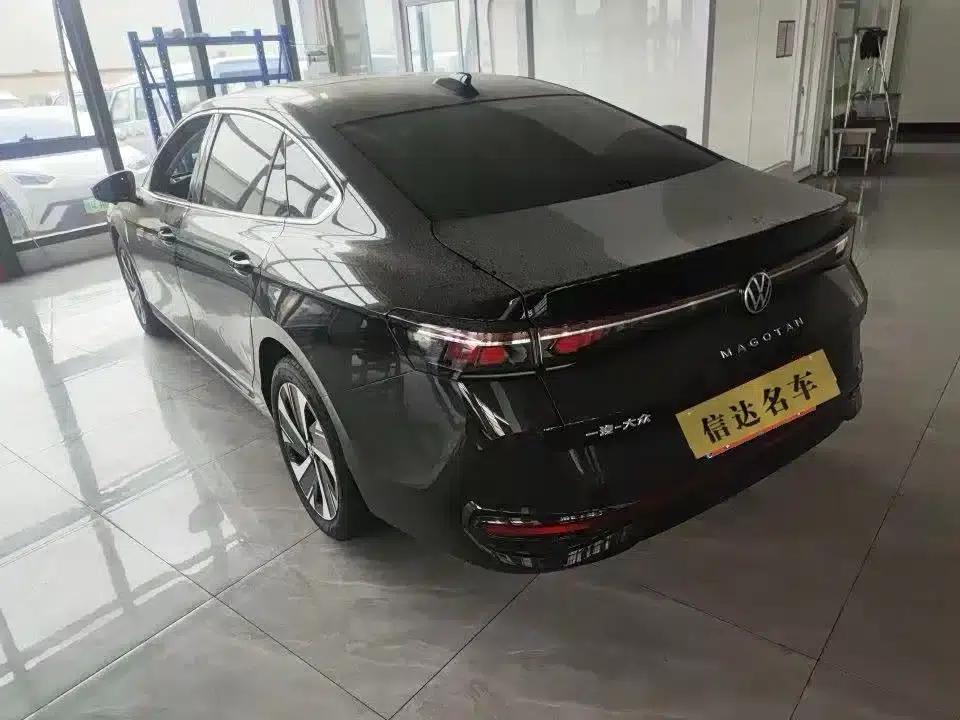 The 2024 Volkswagen Passat 300TSI DSG Premium Edition features a striking package. — миниатюра 6