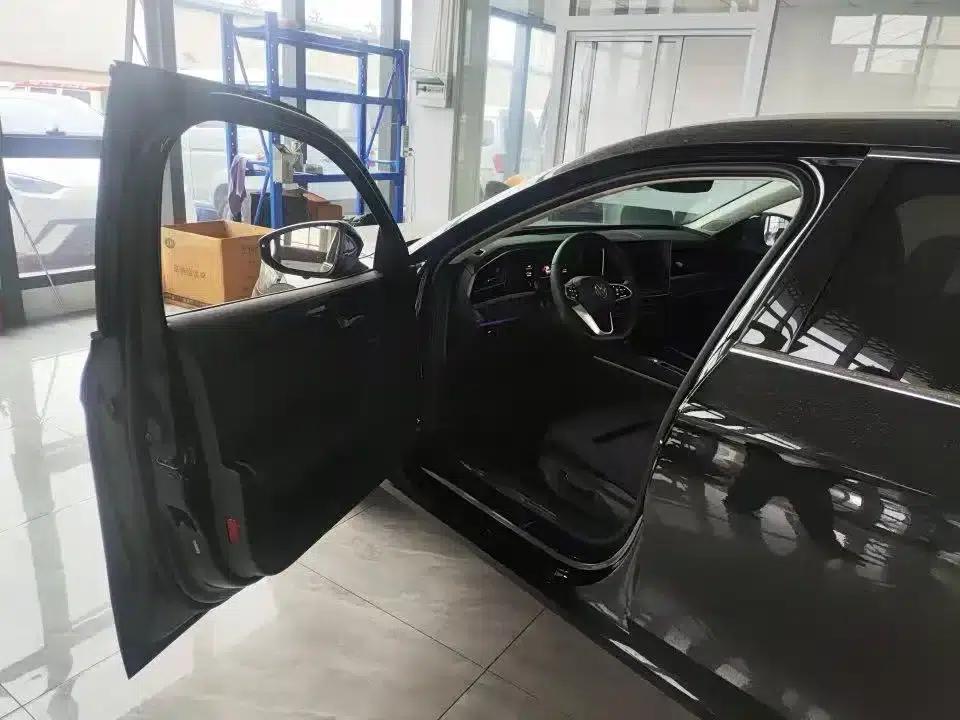 The 2024 Volkswagen Passat 300TSI DSG Premium Edition features a striking package. — миниатюра 7