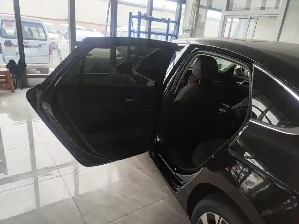 The 2024 Volkswagen Passat 300TSI DSG Premium Edition features a striking package. — миниатюра 8