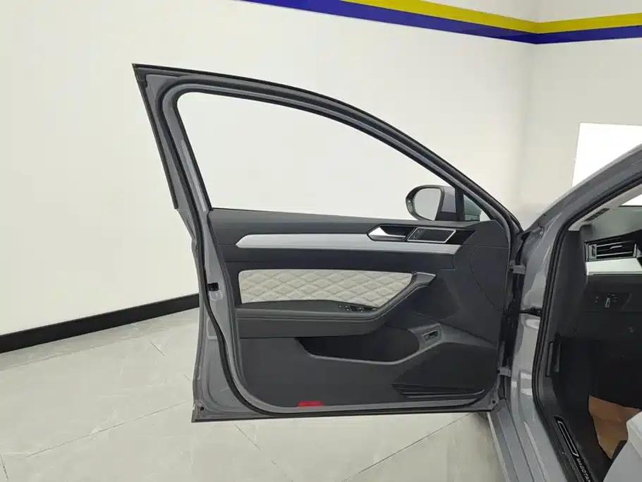 Volkswagen Magotan 2023 2 Millionth Unit Commemorative Edition 330TSI DSG Luxury — миниатюра 7