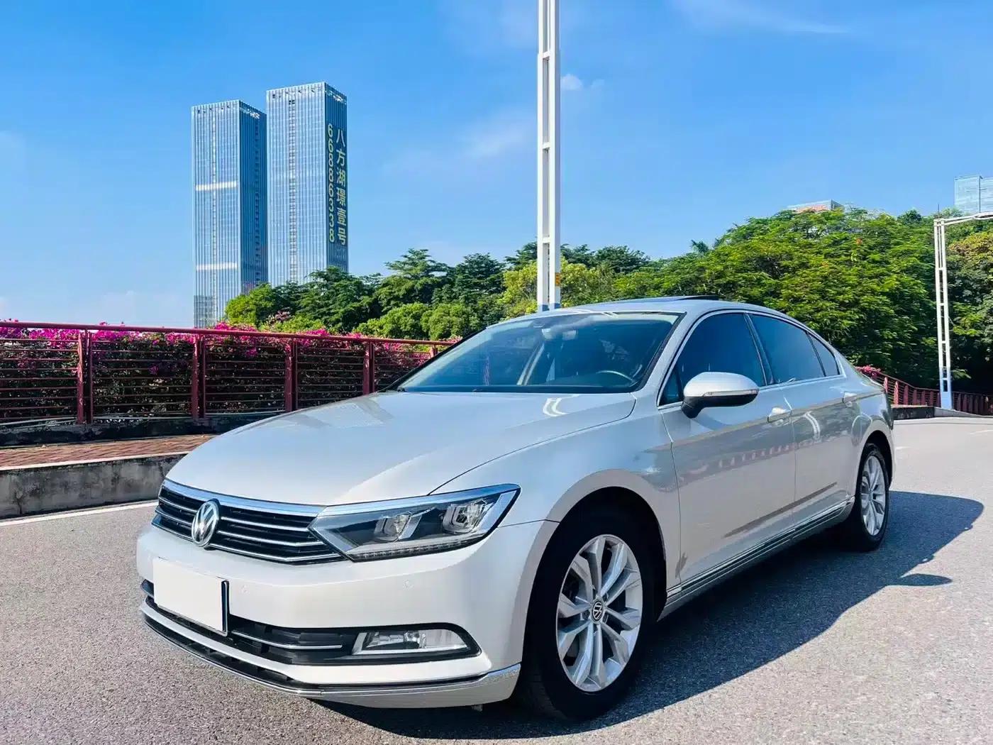 2017 Volkswagen Passat 380TSI DSG Luxury — миниатюра 1