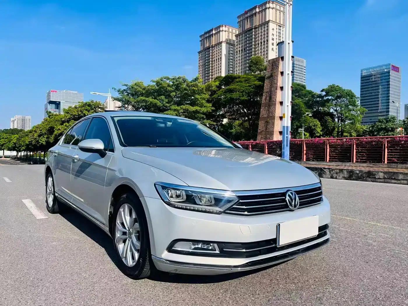 2017 Volkswagen Passat 380TSI DSG Luxury — миниатюра 3