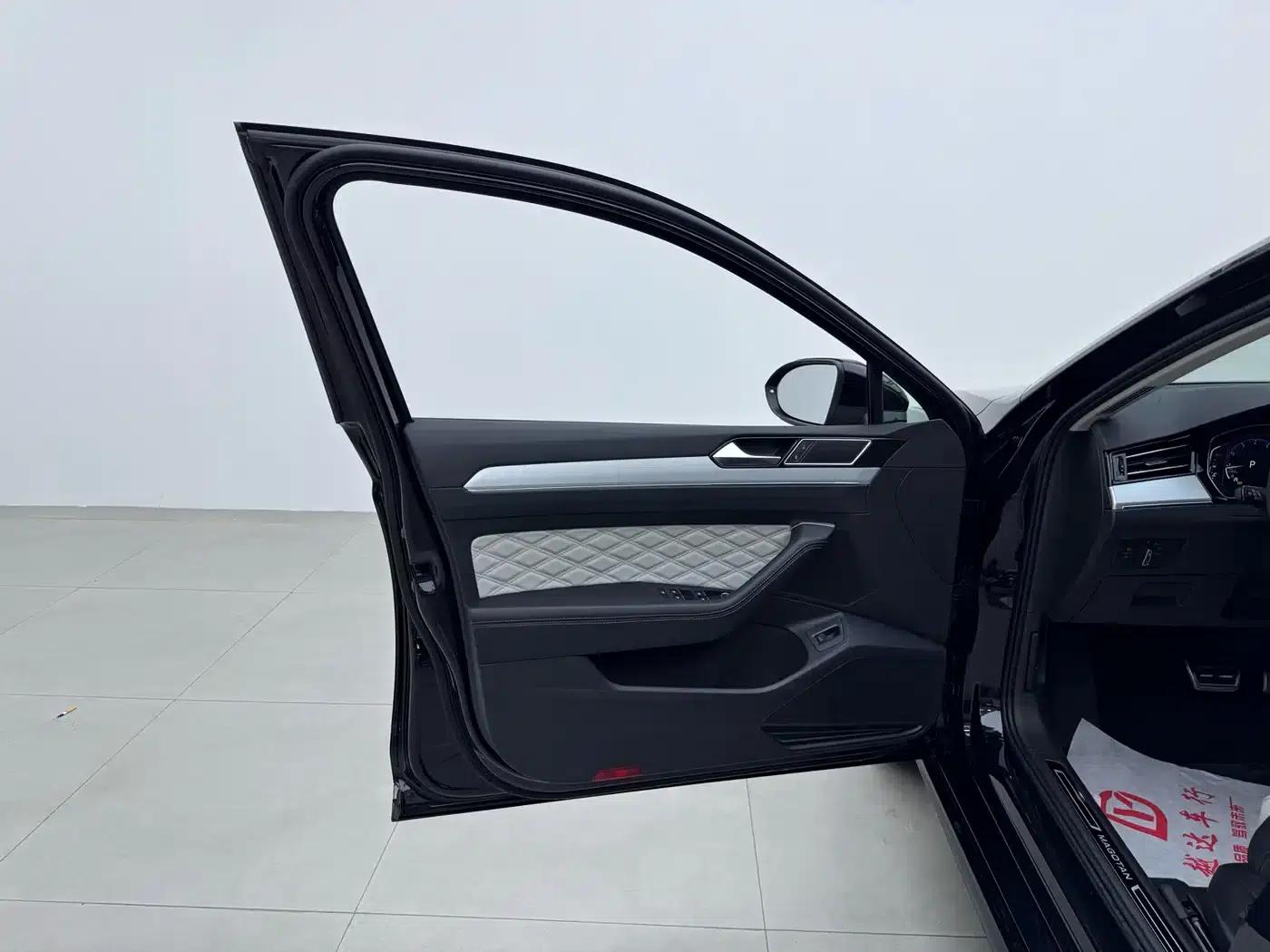 Volkswagen Magotan 2023 2 Millionth Unit Commemorative Edition 330TSI DSG Luxury — миниатюра 6